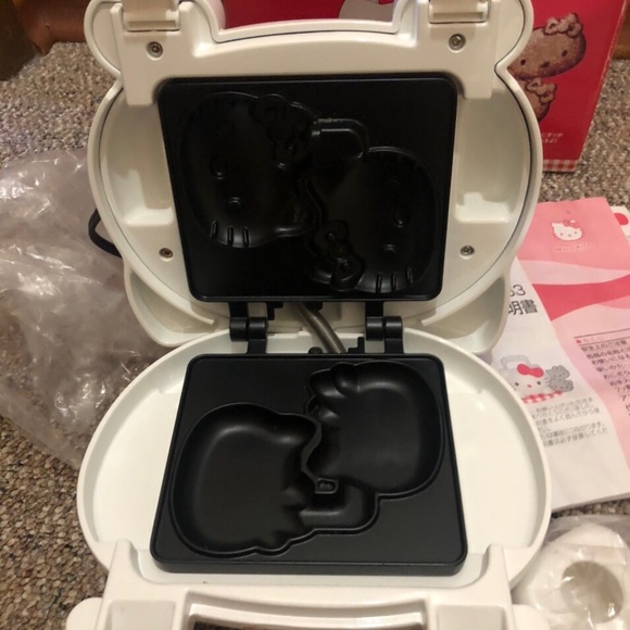 Authentic Hello Kitty Sanrio Kawaii cookie maker. - Picture 3 of 3